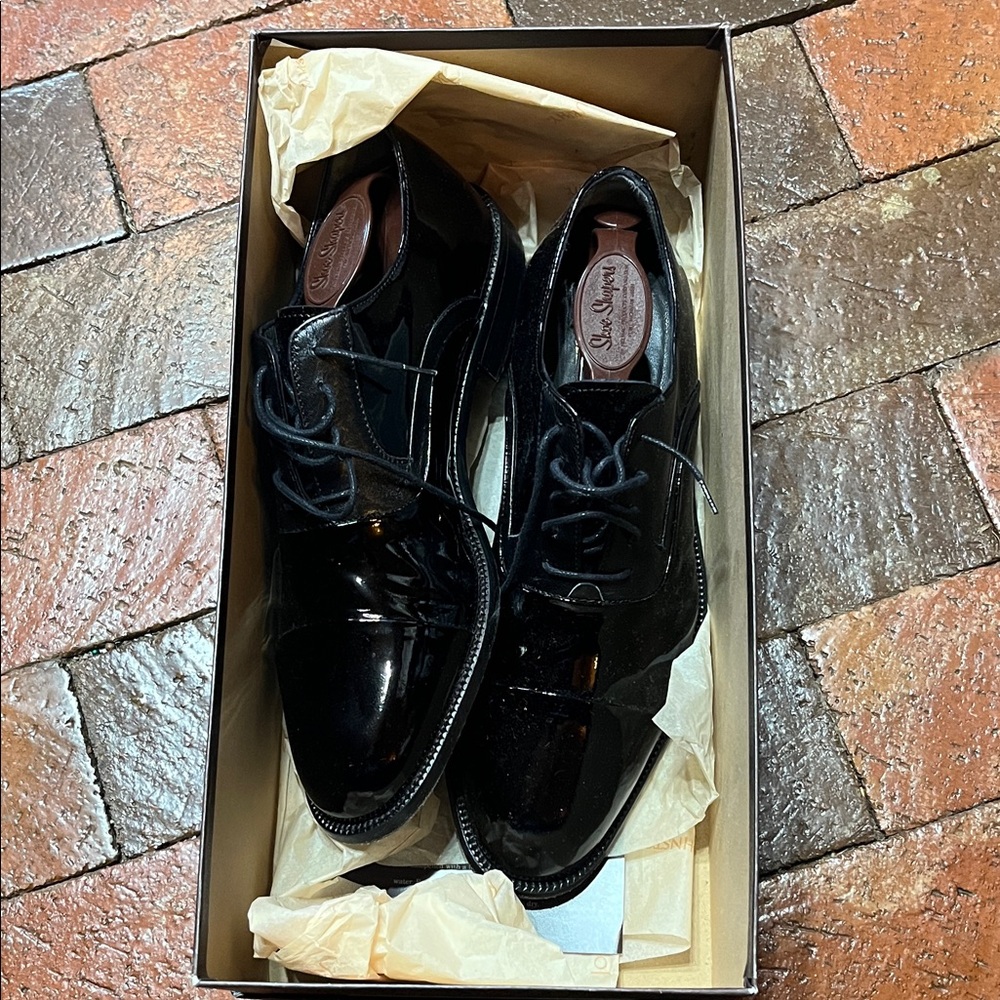 MEN 7 1/2 M DRESS SHOES-Johnston and Murphy black 1006